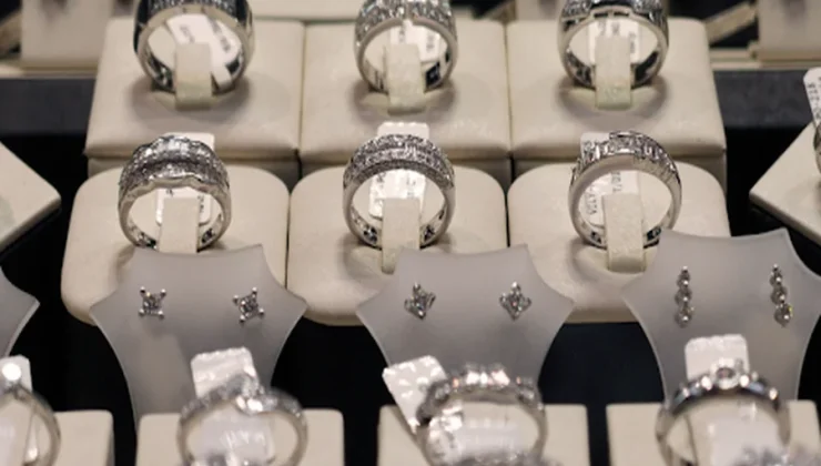 The Future of Jewelry Retail Display Trends, Innovations & Top Manufacturers to Watch